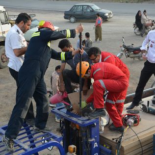 آتش نشانی نیشابور - نجات دست راننده نیسان از لابلای کشویی لیفتراک
