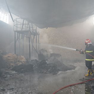 آتش نشانی نیشابور - آتش سوزی کارگاه تزریق پلاستیک توسط آتش نشانان مهار شد