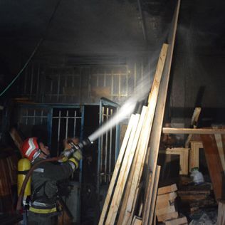 آتش نشانی نیشابور - آتش سوزی کارگاه نجاری توسط آتش نشانان مهار شد