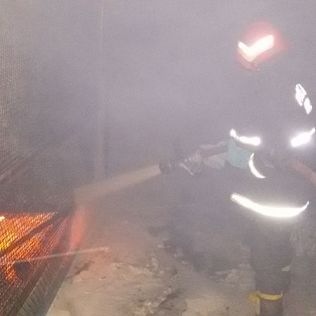 آتش نشانی نیشابور - آتش سوزی در یک کارخانه تولید یخچال توسط آتش نشانان خاموش شد