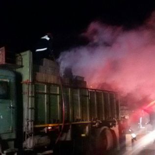 آتش نشانی نیشابور - با تلاش آتش نشانان کامیون ده تن از سوختن در میان شعله های آتش نجات یافت