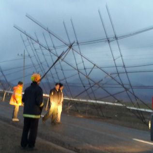 آتش نشانی نیشابور - سقوط داربست روی شبکه برق