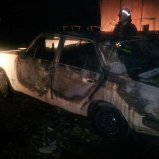 آتش نشانی نیشابور - آتش سوزی خودرو پیکان در داخل گاراژ