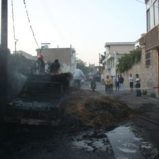 آتش نشانی نیشابور - آتش سوزی خودرو نیسان در مجاورت انبار چوب کوره زغال