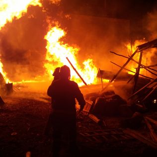 آتش نشانی نیشابور - آتش سوزی گسترده در چوب بری های میدان فردوسی