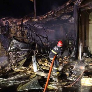 آتش نشانی نیشابور - مغازه تعویض روغن در میان شعله های آتش سوخت