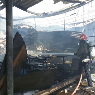 آتش نشانی نیشابور - کارگاه رنگ و نجاری دچار آتش سوزی شد