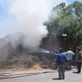 آتش نشانی نیشابور - انبار پرس کاه یک دامداری در روستای بحرودی دچار آتش سوزی شد .