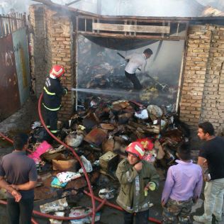 آتش نشانی نیشابور -  با تلاش آتش نشانان آتش سوزی انبار ضایعات خاموش شد