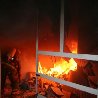 آتش نشانی نیشابور - مغازه تعمیرات لوازم صوتی و تصویری به آتش کشیده شد