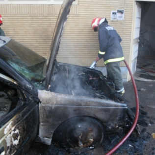 آتش نشانی نیشابور - خودرو پژو 405 در میان شعله های آتش 