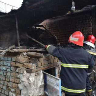 آتش نشانی نیشابور - آتش سوزی در کارگاه صافکاری توسط آتش نشانان مهار شد