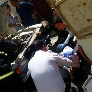 آتش نشانی نیشابور - یدک کشیدن خودرو خراب حادثه ساز شد