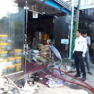 آتش نشانی نیشابور - مغازه سم فروشی دچار آتش سوزی شد