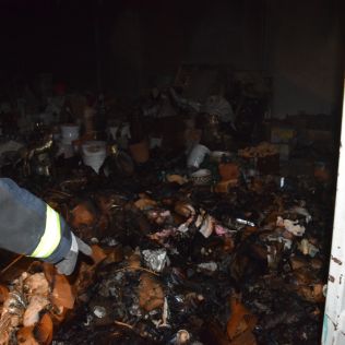 آتش نشانی نیشابور - انبار سفال در بلوار جمهوری دچار آتش سوزی شد