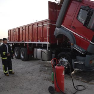 آتش نشانی نیشابور - اقدام به موقع مالک کامیون را از سوختن نجات داد