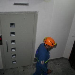 آتش نشانی نیشابور - نجات یک همشهری از داخل اتاقک آسانسور