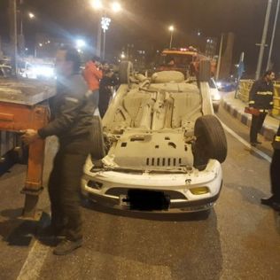 آتش نشانی نیشابور - بی احتیاطی موجب واژگونی خودروی پارس شد