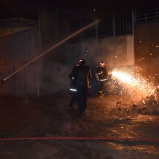 آتش نشانی نیشابور - 5 ساعت تلاش آتش نشانان در مبارزه با آتش و دود
