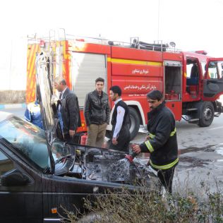 آتش نشانی نیشابور - آتش سوزی خودرو پژو توسط آتش نشانان مهار شد