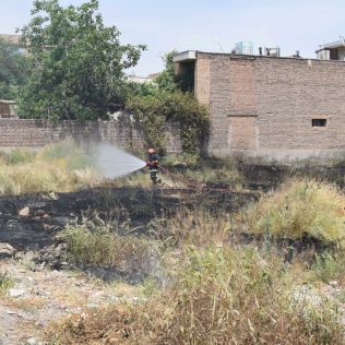آتش نشانی نیشابور - چهار مورد آتش سوزی علفهای هرز توسط آتش نشانان مهار شد